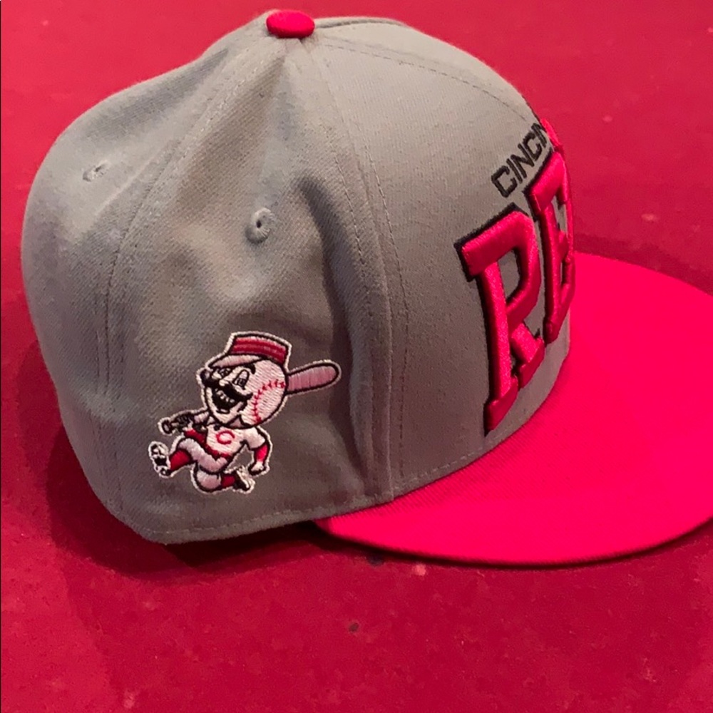 Cincinnati Reds Hat - Picture 2 of 4